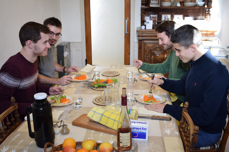 Etudiants à table