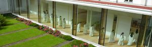 Les sœurs dans le cloitre intérieur