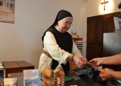 Soeur à la caisse du magasin