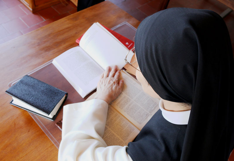 Soeur occupée à la Lectio