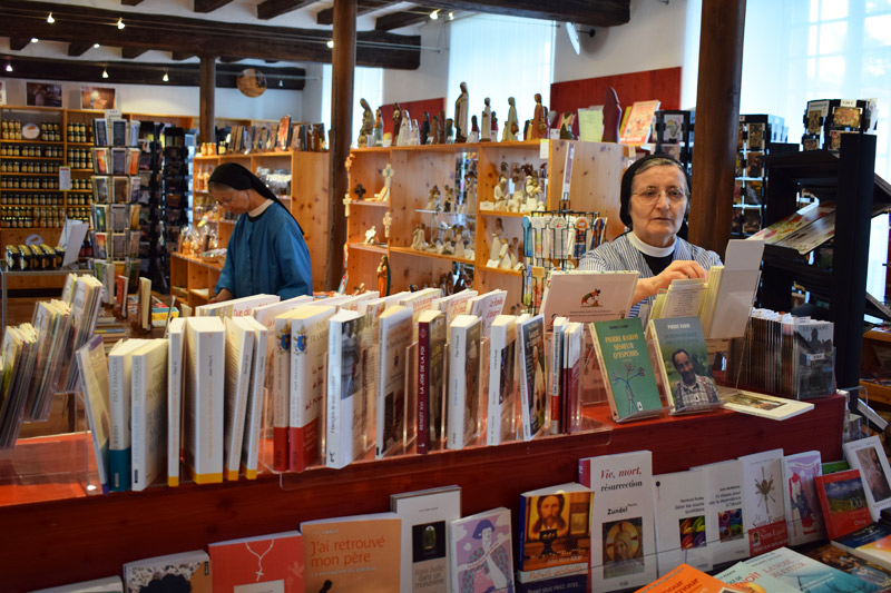 Rayon librairie du magasin