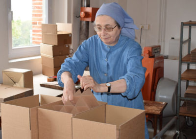 Préparation des cartons de confiture